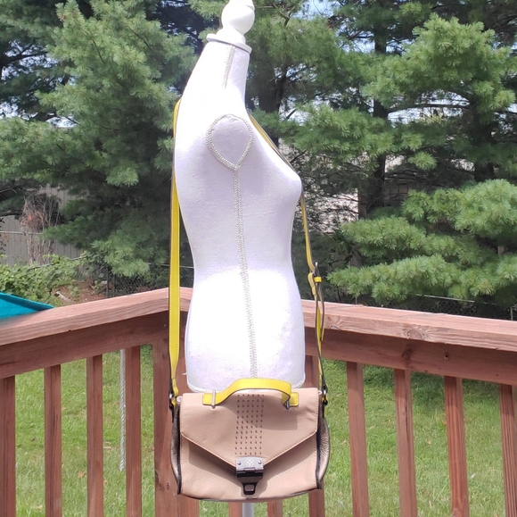 Gianni Bini cross body tan yellow gold purse - Picture 5 of 14